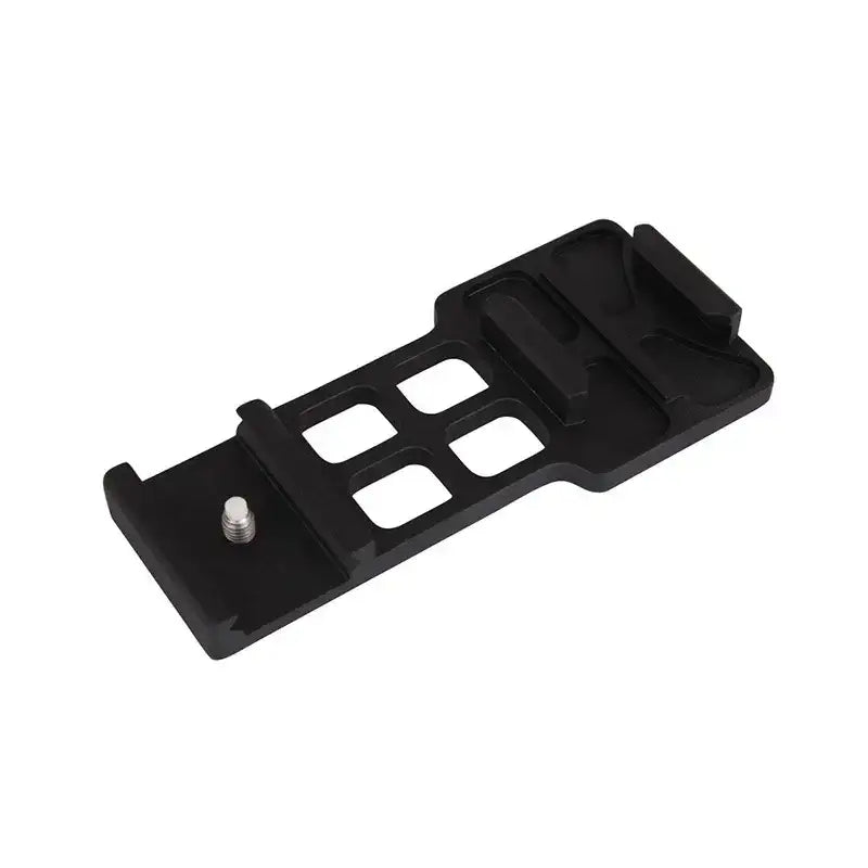 Svart monteringsplatta med flera fästen och metallskruv, kamera eller utrustningstillbehör