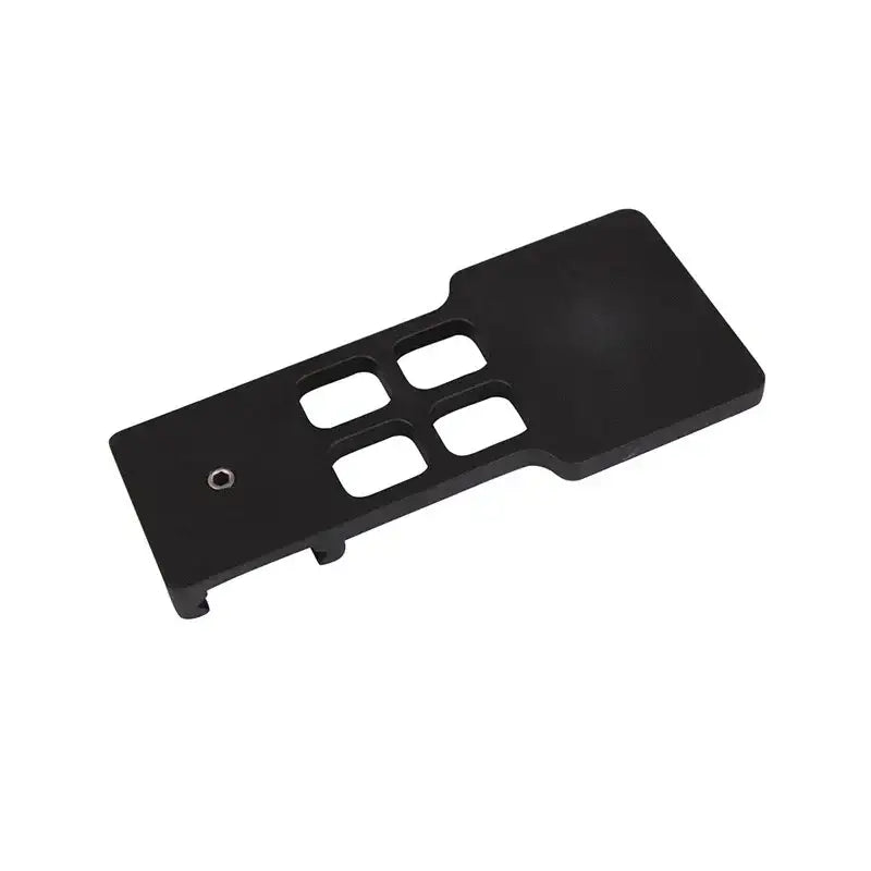 Svart hållare eller fäste med fyra fyrkantiga hål och en liten metallring, isolerad på vit bakgrund