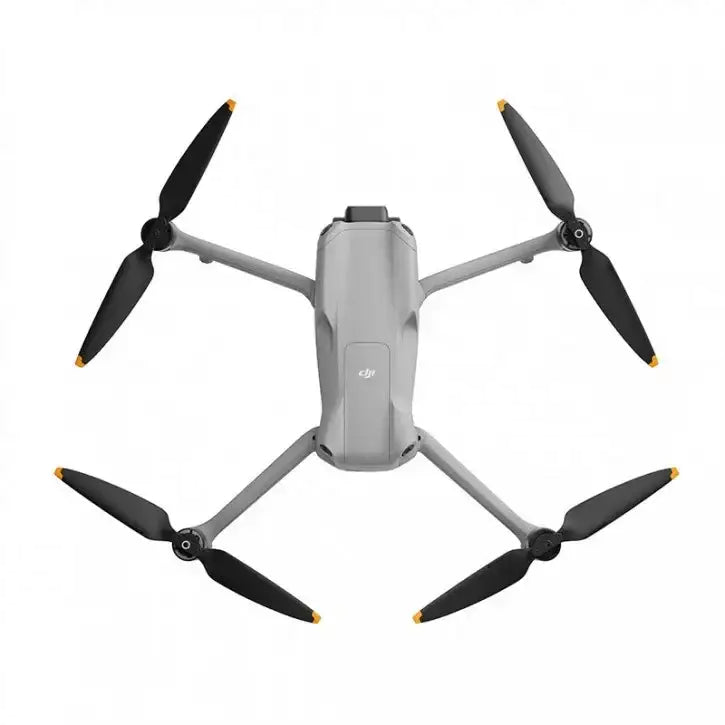 DJI Air 3 drönare i grå med fyra propellrar och svart/orange färg på propellrarna, vit bakgrund