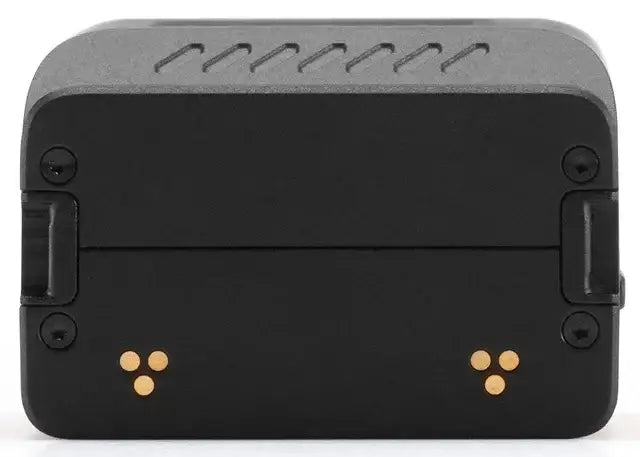 Svart elektronisk enhet med grå övre del och guldfärgade kontaktytor på vit bakgrund